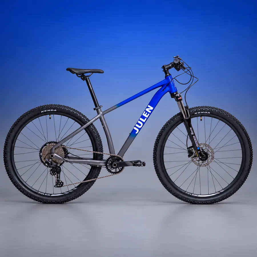 Julen Ultra 1×12 de perfil sobre un fondo en degradado de azul a gris titanio